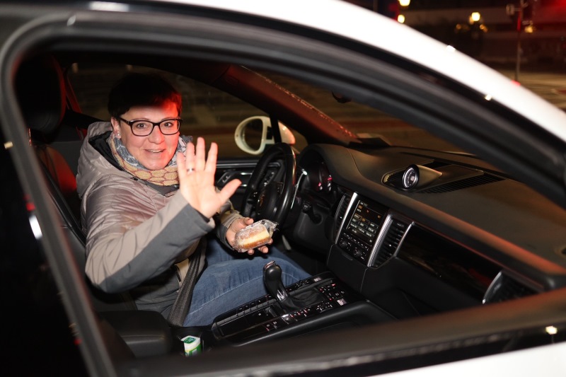 Anja in Robert delita krofe lačnim Novomeščanom!