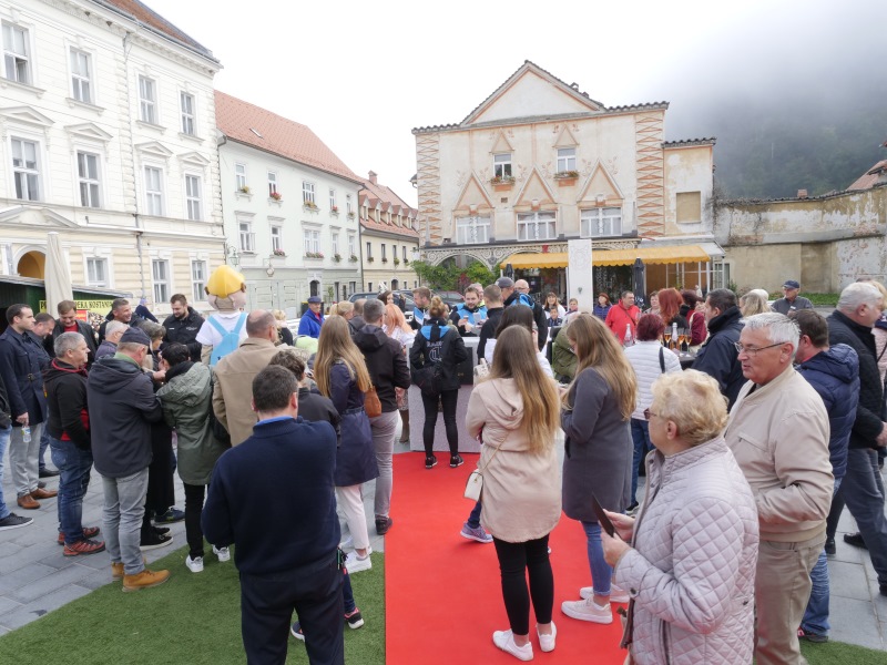 Kar veliko ljudi se je zbralov Kamniku!
