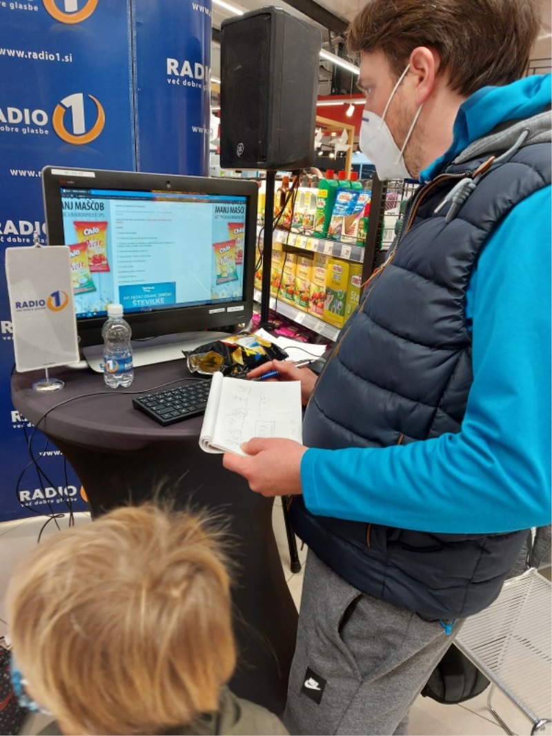 Sobotno dopoldne smo preživeli v hipermarketu Šiška, kjer so obiskovalci šteli denar