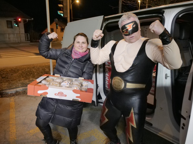 Deželak je krofe delil po Jesenicah