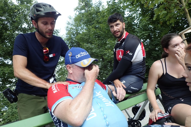 Napeta  tekma med Deželakom in Gargamelom