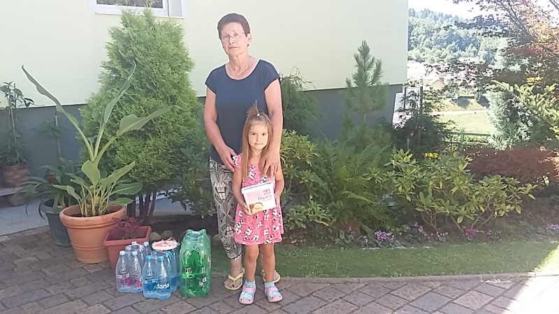 Nagrajenka Marija z vnukinjo