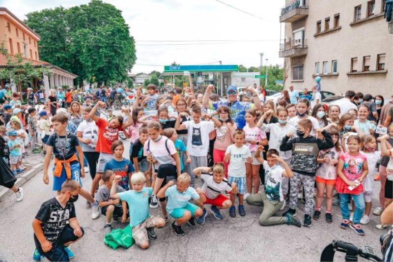 OTROCI so spremljali Deželaka Junaka