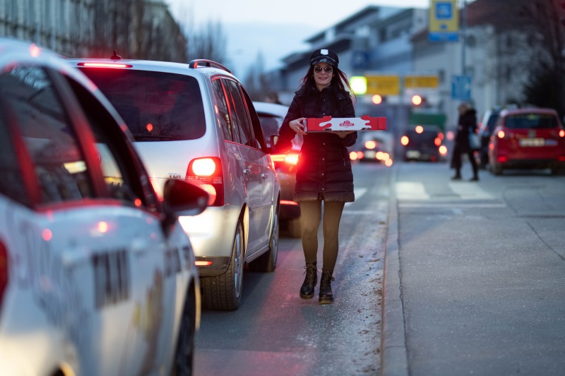 Policistka Jana deli krofe po Celju!